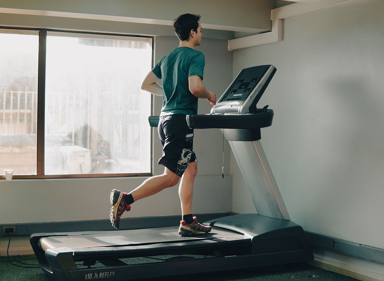 Profesional entrenando en caminadora